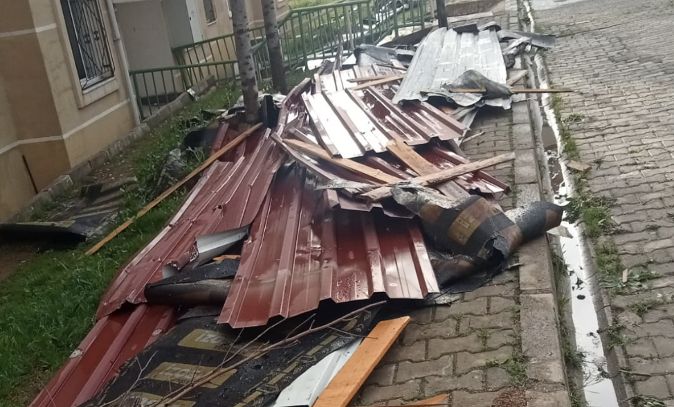 Fırtına Dersim'i vurdu: Çatılar uçtu