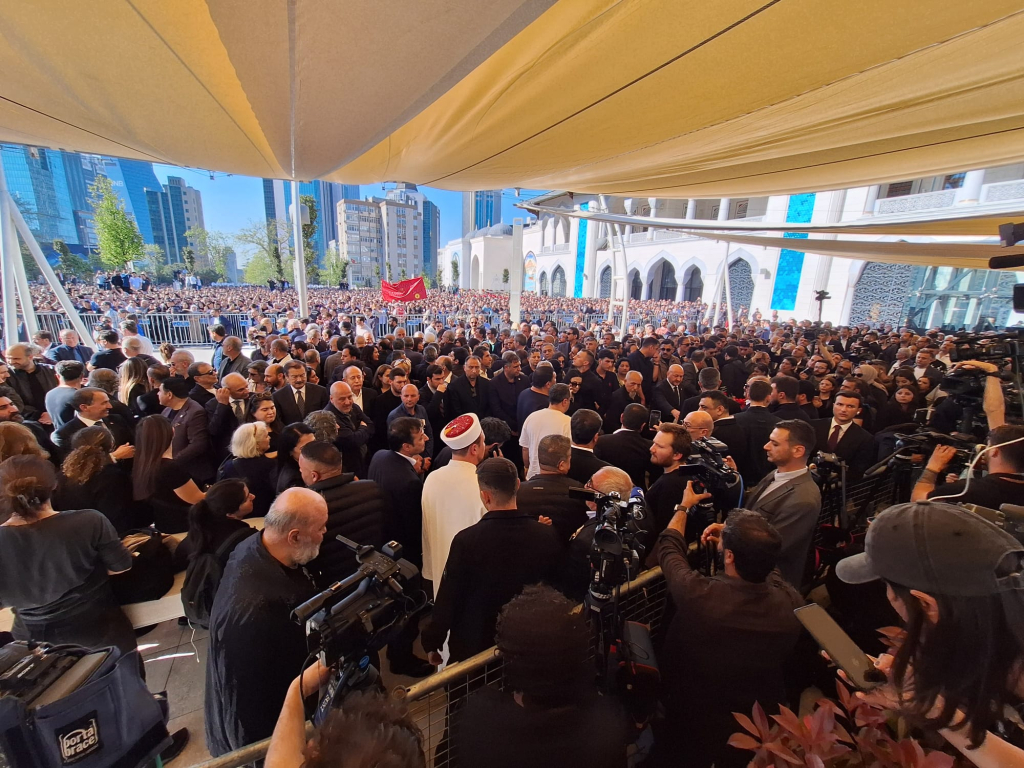 Sırrı Süreyya Önder son yolculuğuna uğurlandı