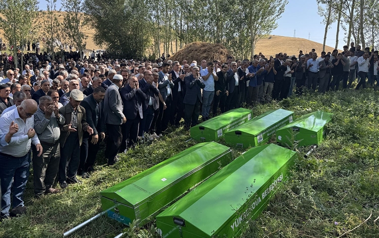 Trafik kazasında hayatını kaybeden aynı aileden 5 kişinin cenazeleri toprağa verildi