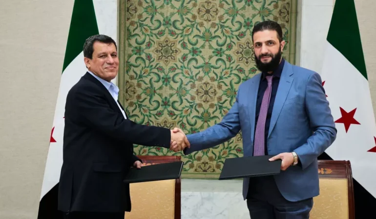 SDG Sam anlasma sonrasi bir araya gelen askeri yetkililer.