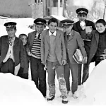 1974 tarihli siyah beyaz fotoğrafta görülen Pülümürlü çocuklar