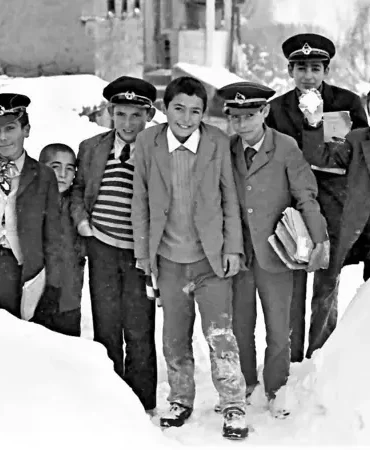 1974 tarihli siyah beyaz fotoğrafta görülen Pülümürlü çocuklar