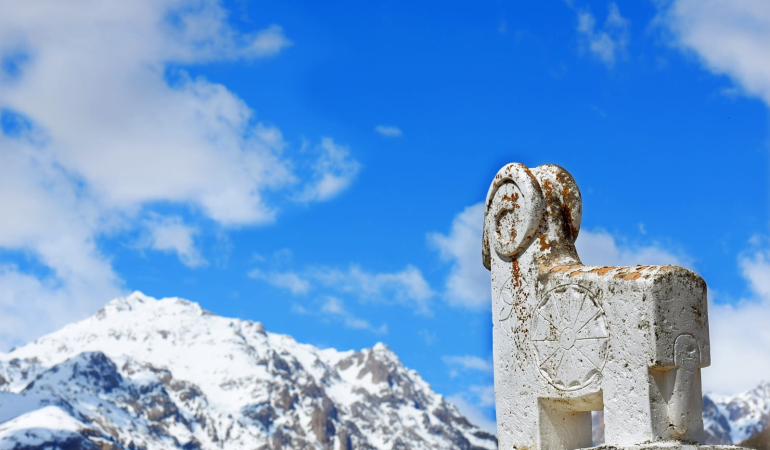 Dersim'de mezar-tasi