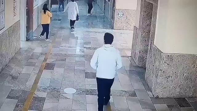 X2Twitter.com_xz_y3w8smUkshRpv